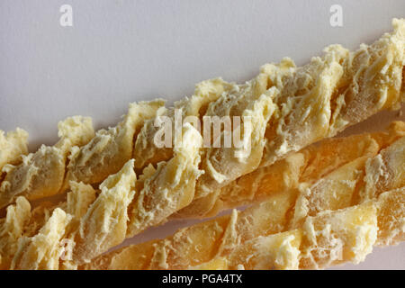 Sizilianische pasta busiate, verdrehen Stränge der Pasta auf einem weißen Hintergrund, studio Shot, Stockfoto