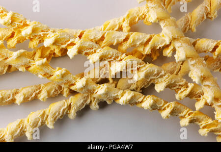 Sizilianische pasta busiate, verdrehen Stränge der Pasta auf einem weißen Hintergrund, studio Shot, horizontal Komposition, schöne pasta Form Stockfoto