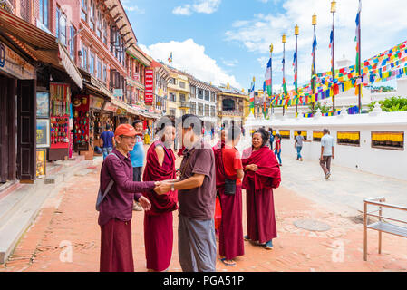 Kathmandu, Nepal - 15. Juli 2018: Buddhistische Mönche in Boudhanath (Boudha) Stupa, ein UNESCO-Weltkulturerbe und ist ein wichtiger Wallfahrtsort Stockfoto