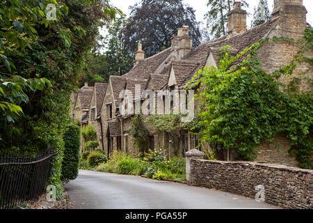 Castle Combe, Großbritannien - 9 August 2018: Castle Combe ist ein typisch englischen Dorf oft als "schönste Dorf in England benannt." Stockfoto