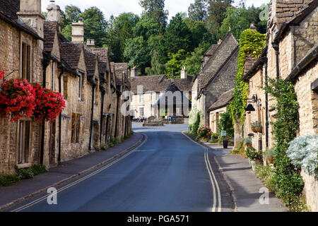 Castle Combe, Großbritannien - 9 August 2018: Castle Combe ist ein typisch englischen Dorf oft als "schönste Dorf in England benannt." Stockfoto