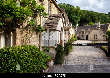 Castle Combe, Großbritannien - 9 August 2018: Castle Combe ist ein typisch englischen Dorf oft als "schönste Dorf in England benannt." Stockfoto