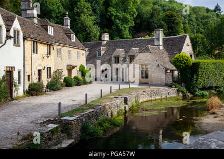 Castle Combe, Großbritannien - 9 August 2018: Castle Combe ist ein typisch englischen Dorf oft als "schönste Dorf in England benannt." Stockfoto