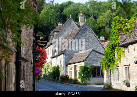 Castle Combe, Großbritannien - 9 August 2018: Castle Combe ist ein typisch englischen Dorf oft als "schönste Dorf in England benannt." Stockfoto