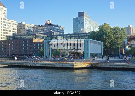 Brooklyn, NY, USA: Jane's Karussell (1922), eine 48-Pferd Karussell in Brooklyn Bridge Park, im National Register der Historischen Stätten in 1975 aufgeführt. Stockfoto