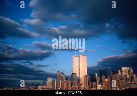 Jahrgang 1988 Blick auf Lower Manhattan Skyline mit Twin Towers des World Trade Center, New York, USA Stockfoto