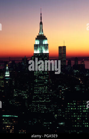 Jahrgang 1986 Blick auf die Skyline von Manhattan mit dem Empire State Building und das World Trade Center Zinn Towers, NEW YORK CITY, USA Stockfoto