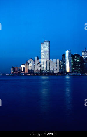 Jahrgang 1988 Blick auf Lower Manhattan Skyline mit Twin Towers des World Trade Center, New York, USA Stockfoto