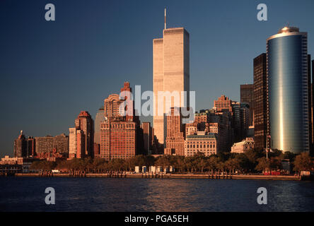 Jahrgang 1996 Blick auf Lower Manhattan Skyline mit Twin Towers des World Trade Center, New York, USA Stockfoto