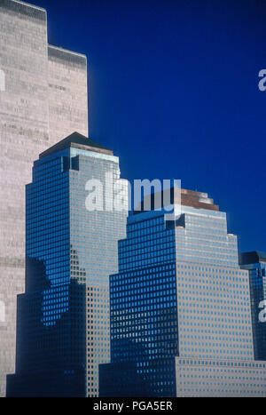 1989 Vintage Foto von Twin Towers hinter World Financial Center, New York City, USA Stockfoto