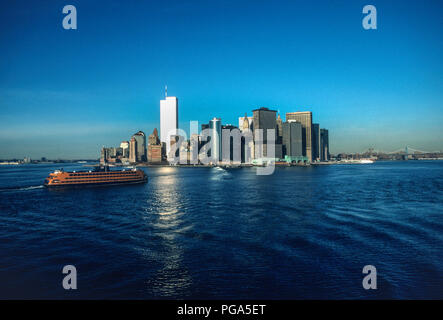 Jahrgang 1993 Blick auf Lower Manhattan Skyline mit Twin Towers des World Trade Center und Staten Island Ferry NEW YORK, USA Stockfoto