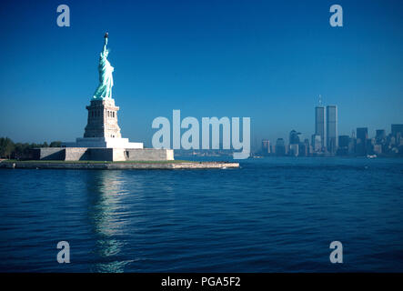 Jahrgang Anzeigen. 1988,. Die Freiheitsstatue und die Skyline von Manhattan mit Twin Towers, NEW YORK CITY, USA Stockfoto