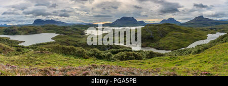 Panorama übersicht Suilven, Cul Mor, Cul Beag und Stac Pollaidh, in Schottland Stockfoto