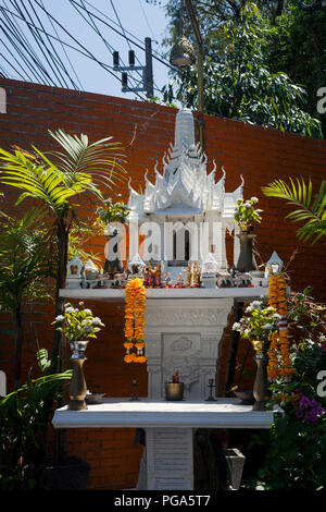 Weiß Holz- Geist Haus dekoriert tagetes Blumen in Phuket, Thailand Stockfoto