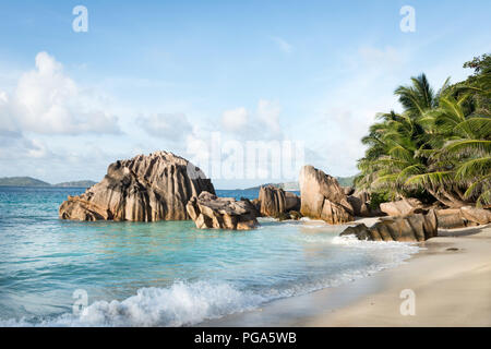 Kleiner Strand mit Palmen auf den Seychellen. Stockfoto