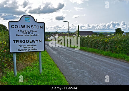 Die zweisprachigen Ortsschild auf dem Weg in die hübschen kleinen Dorf in der Nähe von Colwinston Cowbridge, in das Tal von Glamorgan, Wales Stockfoto