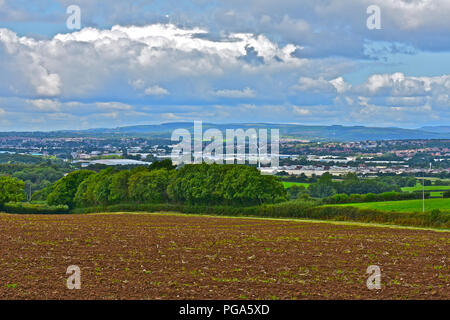 Die offene Landschaft & Ackerland am Stadtrand von Colwinston in das Tal von Glamorgan nr Cowbridge, S. Wales mit Blick über Felder in Bridgend. Stockfoto