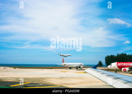 Phuket, Thailand - 20. Februar 2018: Flughafen mit fliegenden Flugzeug. Flughafen in der Nähe von Strand von Andaman Meer Stockfoto