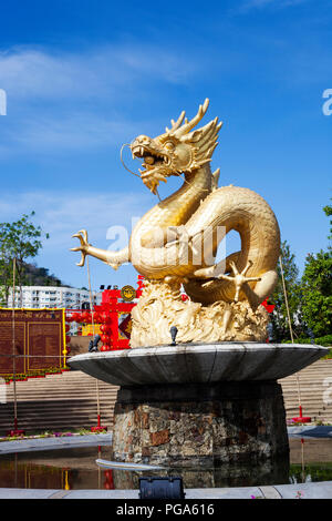 Phuket, Thailand - 20. Februar 2018: Brunnen mit gold Dragon in der Stadt Phuket. Golden chinesisch Sea Dragon Skulptur, Hai Leng Ong Statue an der Königin Sirik Stockfoto