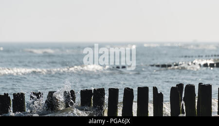 Holz- wellenbrecher in der Ostsee mit rauhen Wellen an einem Sommermorgen. Stockfoto