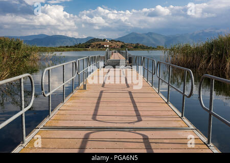 Blick auf die schwimmende Brücke an der Mikri Prespa See (Kleine) in Nordgriechenland Stockfoto