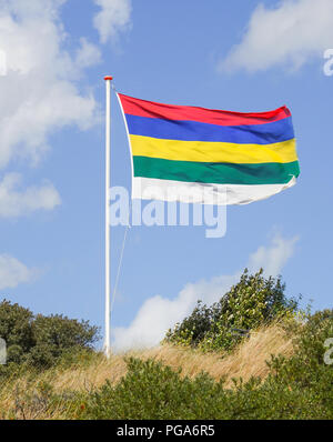 Die Flagge der niederländischen Insel Terschelling, zu einer kleinen Gruppe von Inseln im Norden der Niederlande im Wattenmeer. Stockfoto