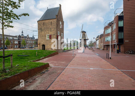 Alte Windmühle und City Watch Tower im Zentrum von Delft, Niederlande Stockfoto