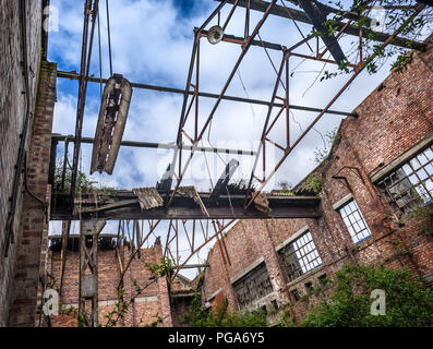 Alte industrielle Backsteinlagerhauses mit freiliegenden Dachträger. Stockfoto