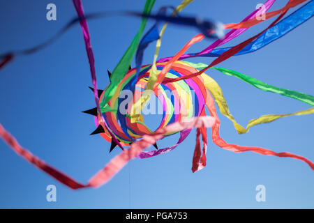 Bunte Drachen gegen den blauen Himmel Stockfoto