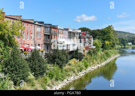 Häuser in Owego mit Blick auf die Susquehanna River in New York Stockfoto