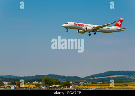 Zürich, Schweiz - 19. Juli 2018: Swiss Airlines Company Flugzeug Vorbereitung für die Landung. Swiss International Air Lines AG ist die nationale Fluggesellschaft o Stockfoto