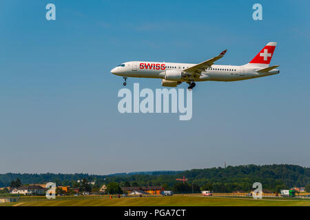 Zürich, Schweiz - 19. Juli 2018: Swiss Airlines Company Flugzeug Vorbereitung für die Landung. Swiss International Air Lines AG ist die nationale Fluggesellschaft o Stockfoto