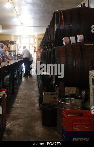 Spanien, Andalusien, Europa, Malaga Stadt. Eine alte Bar mit Fässern Wein aus der Region. Der Wein direkt vom Fass in der traditionellen Weise serviert wird. Stockfoto