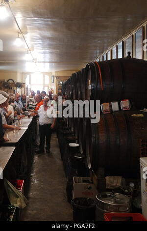 Spanien, Andalusien, Malaga. Die Antigua Casa de Guardia Bar. Traditionelle spanische Küche und Wein in einer lokalen Bar. Stockfoto