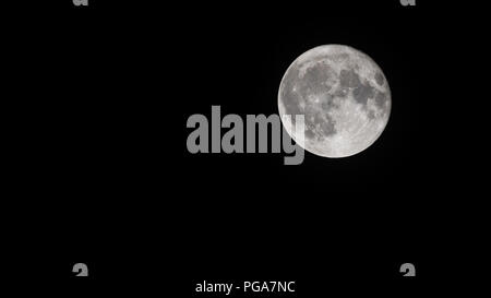 Der Mond in weißen und grauen in voller Rundheit bei einer Tiefe Nacht Stockfoto