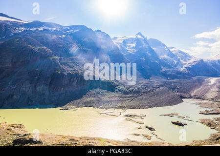 Sonnenstrahlen über den Großglockner und Pasterze, dem längsten Gletscher der Ostalpen mit einem See von Schmelzwasser Stockfoto