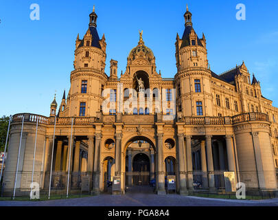 Hauptfassade der Schweriner Schloss im Abendlicht, Schwerin, Mecklenburg-Vorpommern, Deutschland Stockfoto