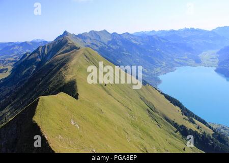 Weibliche Wanderer mit Blick auf den Brienzersee in den Schweizer Bergen - Hardergrat Trail Finisher Stockfoto