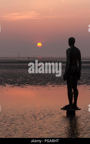 Antony Gormley Statuen stehen am Crosby Beach für den Tide zurück zu rollen. Stockfoto