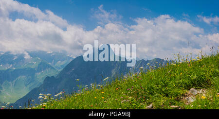 Bergpanorama vom Laufbacher Eck-Weg, einen Panoramablick auf die Berge Trail vom Nebelhorn in das Oytal, hinter der Höfats Stockfoto