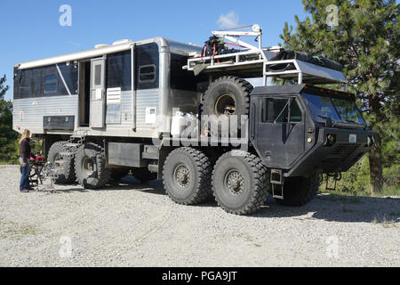 Diese militärische HEMTT (Heavy Expanded Mobility Tactical Truck) durch die Oskosh Truck Corporation gebaut hat in einer Expedition Lkw umgewandelt (recrea Stockfoto