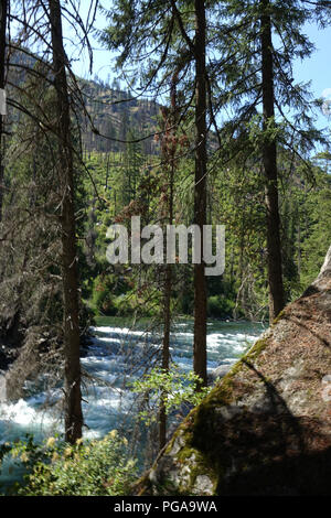 Tumwater Canyon auf US Hwy 2 ist ein 15 ile Canyon, die Wenatchee Fluss fließt. Umgeben von Bergen, ist die Schlucht auf der Cascade Scenic Lo Stockfoto