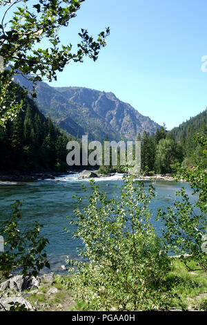 Tumwater Canyon auf US Hwy 2 ist ein 15 ile Canyon, die Wenatchee Fluss fließt. Umgeben von Bergen, ist die Schlucht auf der Cascade Scenic Lo Stockfoto