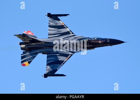 Die belgische Luftwaffe General Dynamics F-16 kämpfte gegen Falken. Kapitän Stefan 'Vador' Darte belgische Luftwaffe F-16 Solo Pilot bei RIAT, RAF Fairford, Großbritannien Stockfoto