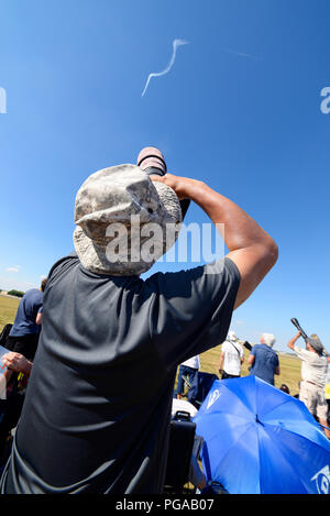 Fotograf Fotografieren der Flying Display der RIAT Royal International Air Tattoo airshow RAF Fairford. Blue Sky. Ebene tun Kunstflug Stockfoto