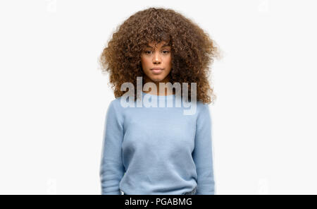 Afrikanische amerikanische Frau trägt einen Pullover mit ernsten Gesichtsausdruck. Einfache und natürliche in die Kamera schaut. Stockfoto