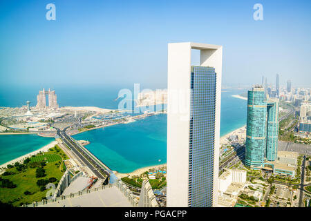 Luftaufnahme von Corniche und der Innenstadt von Abu Dhabi, VAE Stockfoto