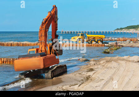 Baumaschinen auf dem Ufer, den Bau von Wellenbrechern, Küstenschutz Maßnahmen Stockfoto