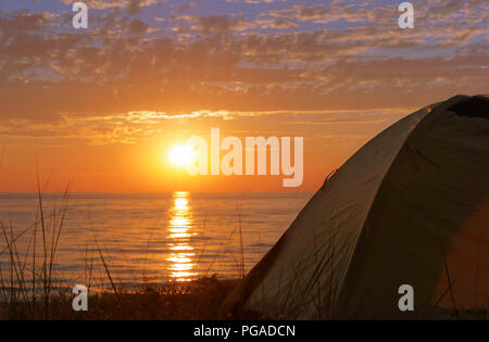 Touristische Zelt am Strand, Campingplatz mit Hütten im Sommer Stockfoto