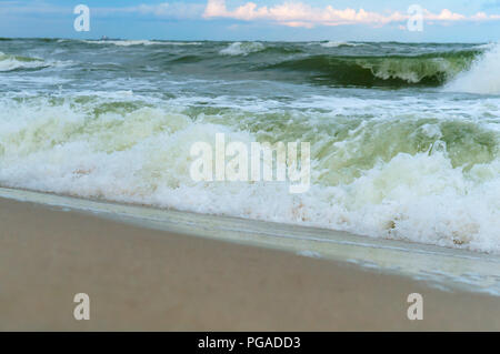 Sea Wave, Sturm auf dem Meer, Welle an Land kommen Stockfoto